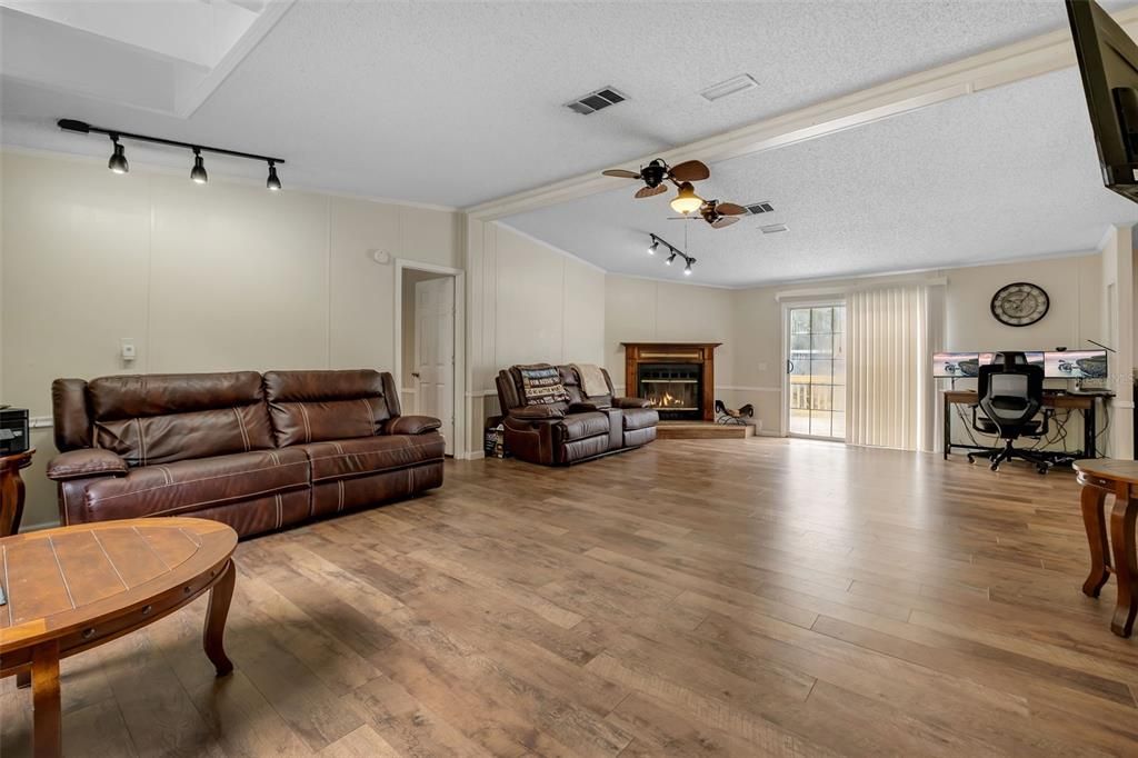 For Sale: $290,000 (3 beds, 2 baths, 1942 Square Feet)