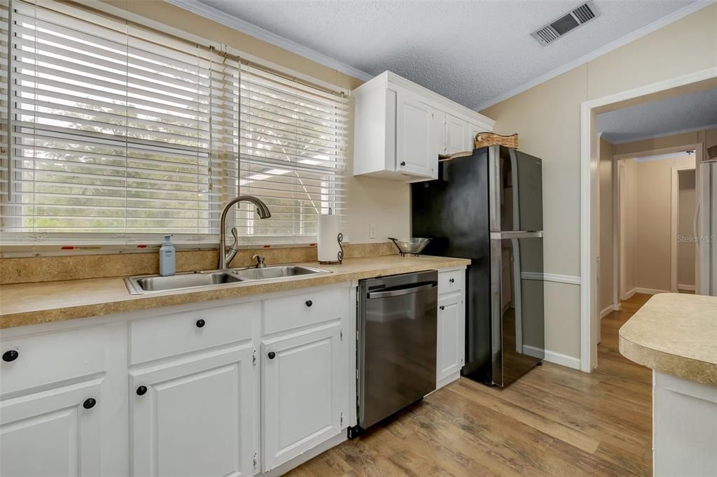 For Sale: $290,000 (3 beds, 2 baths, 1942 Square Feet)