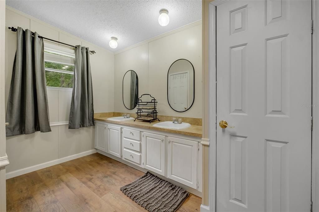 For Sale: $290,000 (3 beds, 2 baths, 1942 Square Feet)