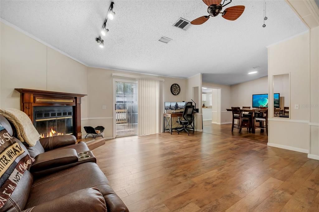 For Sale: $290,000 (3 beds, 2 baths, 1942 Square Feet)