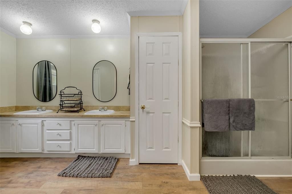 For Sale: $290,000 (3 beds, 2 baths, 1942 Square Feet)