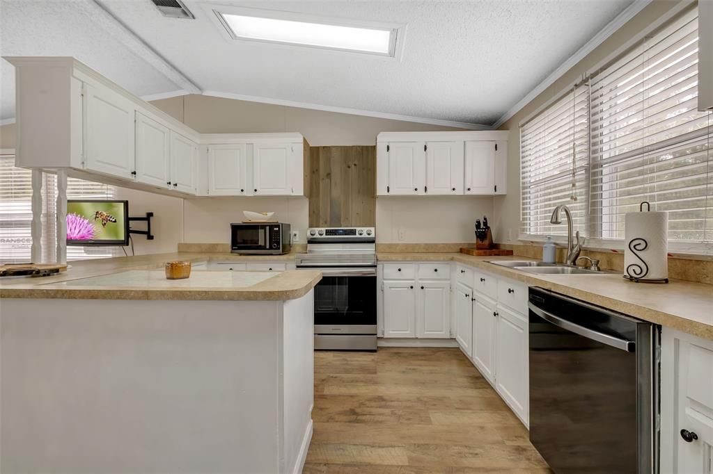 For Sale: $290,000 (3 beds, 2 baths, 1942 Square Feet)