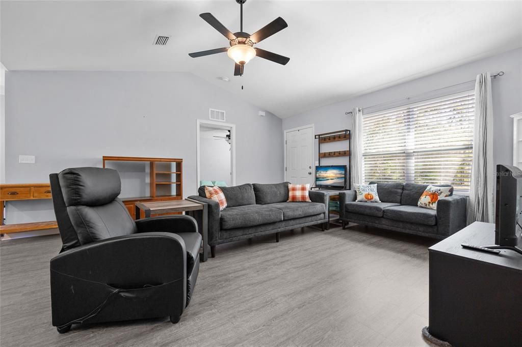 For Sale: $289,000 (3 beds, 2 baths, 1269 Square Feet)