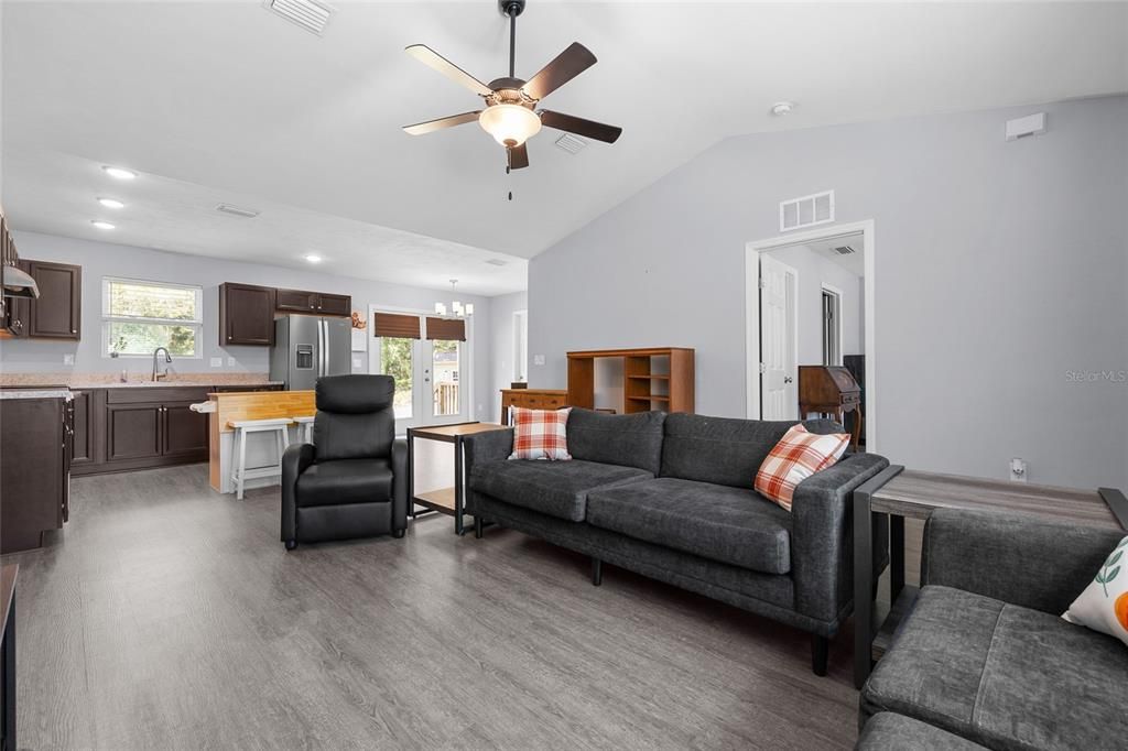 For Sale: $289,000 (3 beds, 2 baths, 1269 Square Feet)