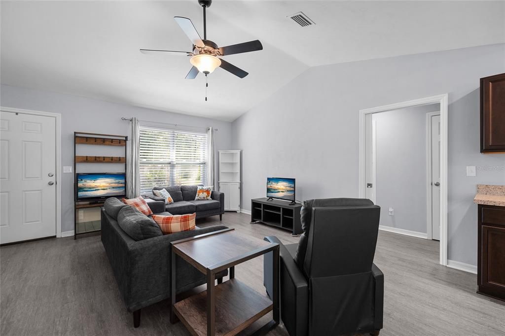 For Sale: $289,000 (3 beds, 2 baths, 1269 Square Feet)