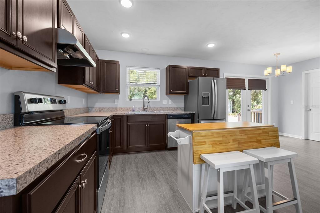 For Sale: $289,000 (3 beds, 2 baths, 1269 Square Feet)