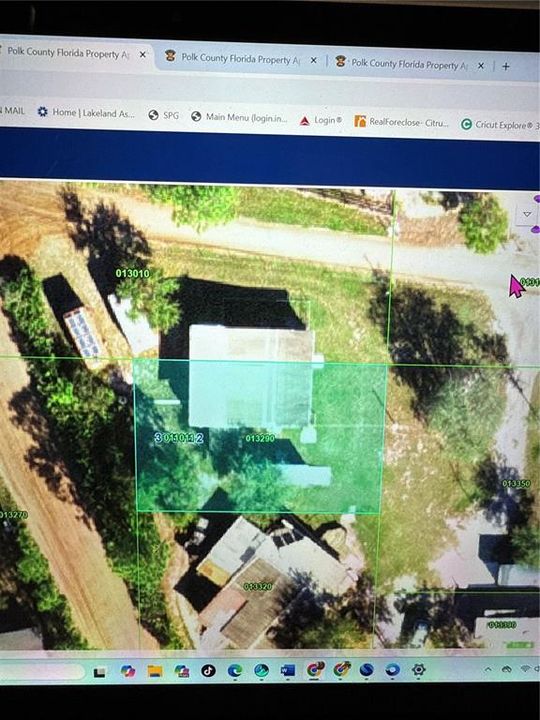 На продажу: $80,000 (1.36 acres)