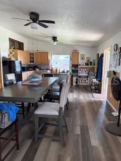 На продажу: $80,000 (1.36 acres)