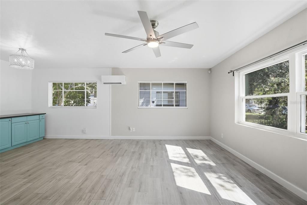 Под контрактом: $275,000 (3 спален, 1 ванн, 1175 Квадратных фут)