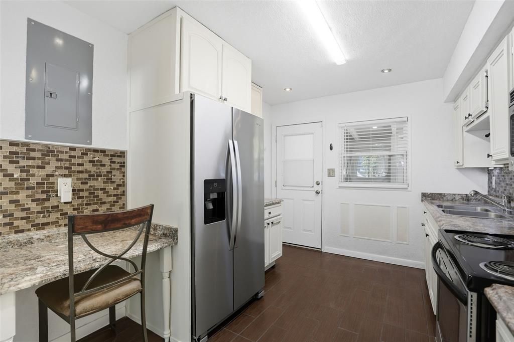 Под контрактом: $275,000 (3 спален, 1 ванн, 1175 Квадратных фут)