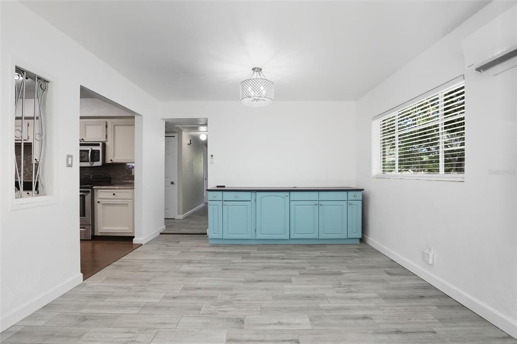 Под контрактом: $275,000 (3 спален, 1 ванн, 1175 Квадратных фут)