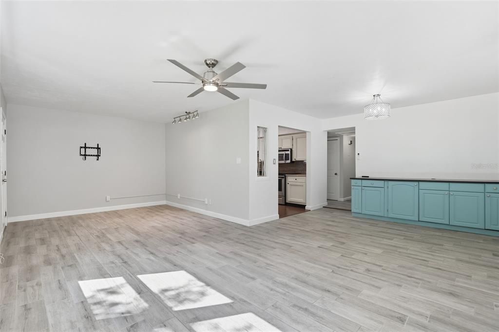 Под контрактом: $275,000 (3 спален, 1 ванн, 1175 Квадратных фут)