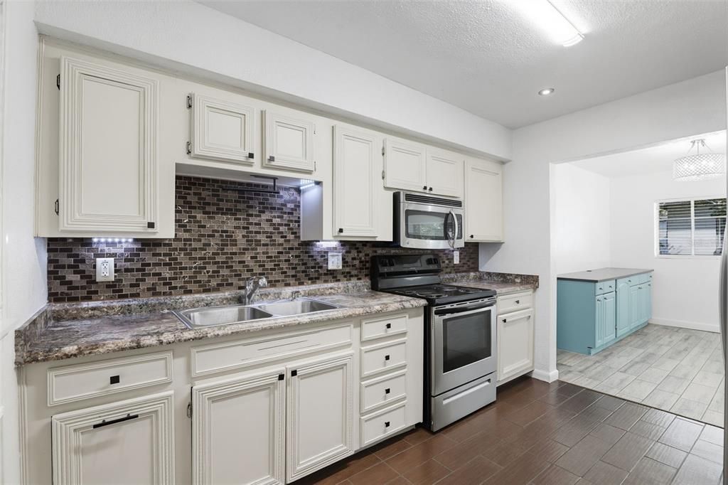 Под контрактом: $275,000 (3 спален, 1 ванн, 1175 Квадратных фут)