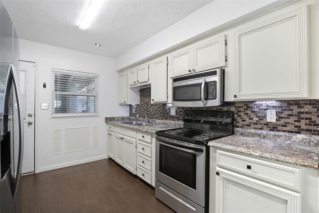 Под контрактом: $275,000 (3 спален, 1 ванн, 1175 Квадратных фут)