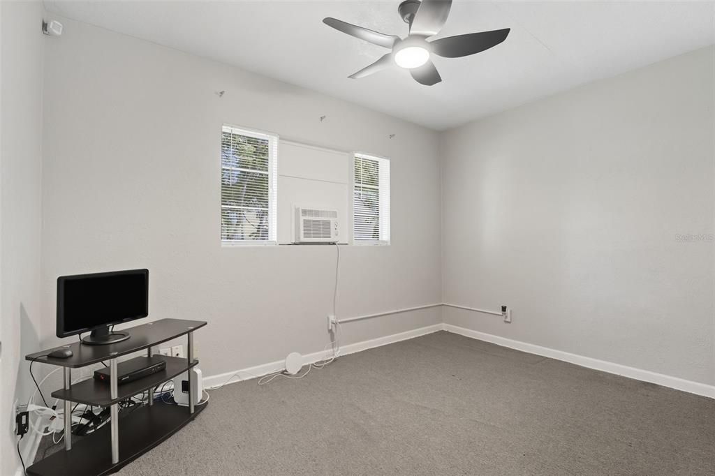 Под контрактом: $275,000 (3 спален, 1 ванн, 1175 Квадратных фут)