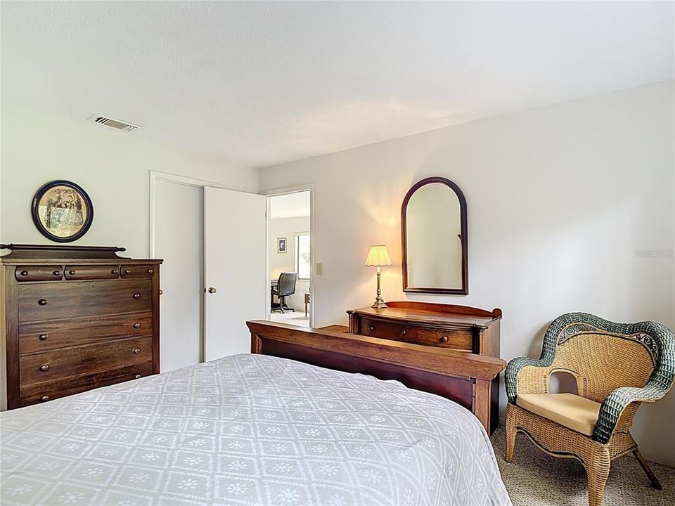 待售: $129,900 (2 贝兹, 2 浴室, 1144 平方英尺)