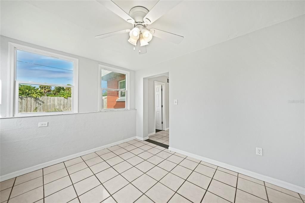 Под контрактом: $175,000 (3 спален, 2 ванн, 1229 Квадратных фут)