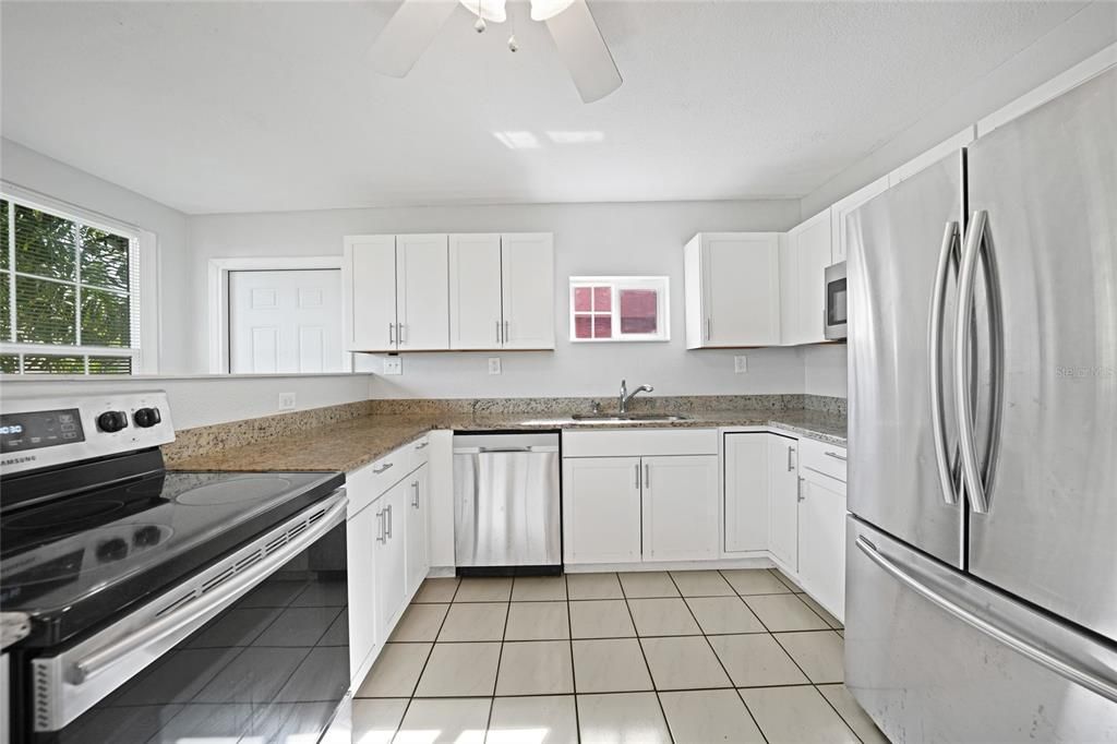 Под контрактом: $175,000 (3 спален, 2 ванн, 1229 Квадратных фут)