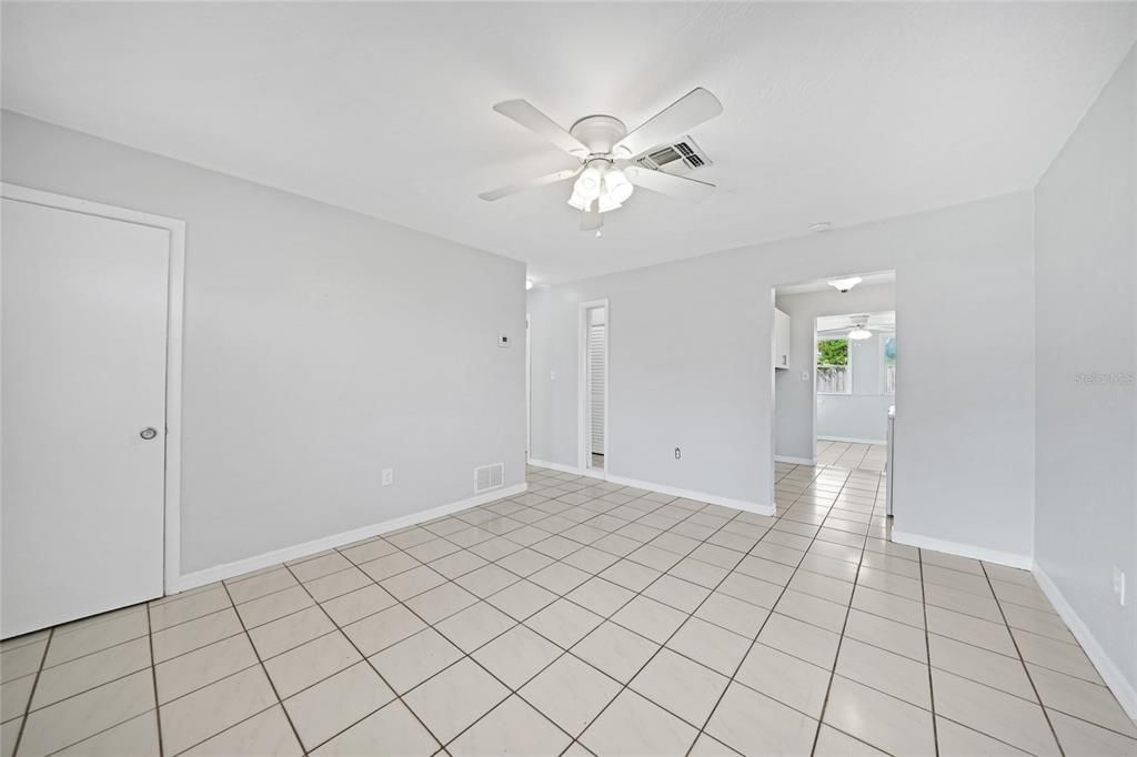 Под контрактом: $175,000 (3 спален, 2 ванн, 1229 Квадратных фут)