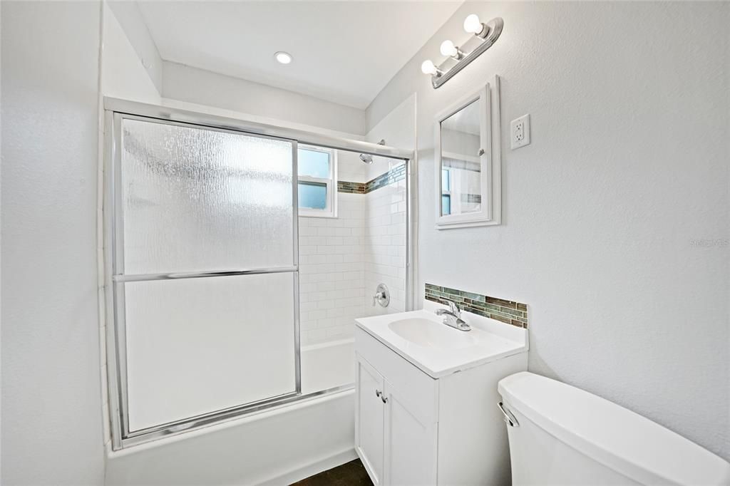 Под контрактом: $175,000 (3 спален, 2 ванн, 1229 Квадратных фут)