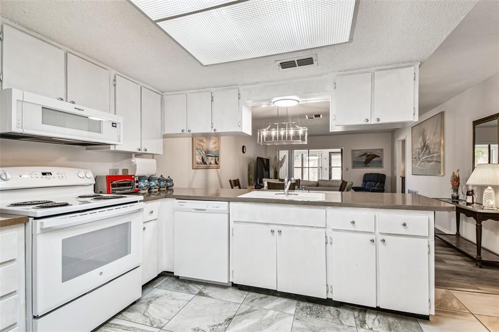 待售: $165,000 (2 贝兹, 2 浴室, 1029 平方英尺)