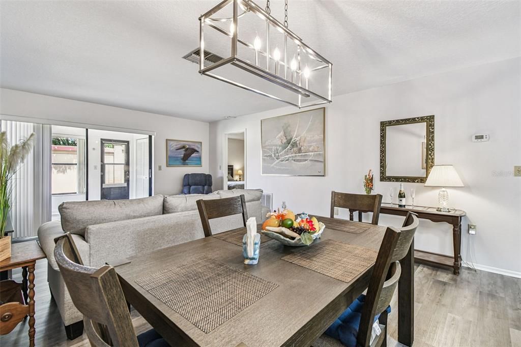 待售: $165,000 (2 贝兹, 2 浴室, 1029 平方英尺)