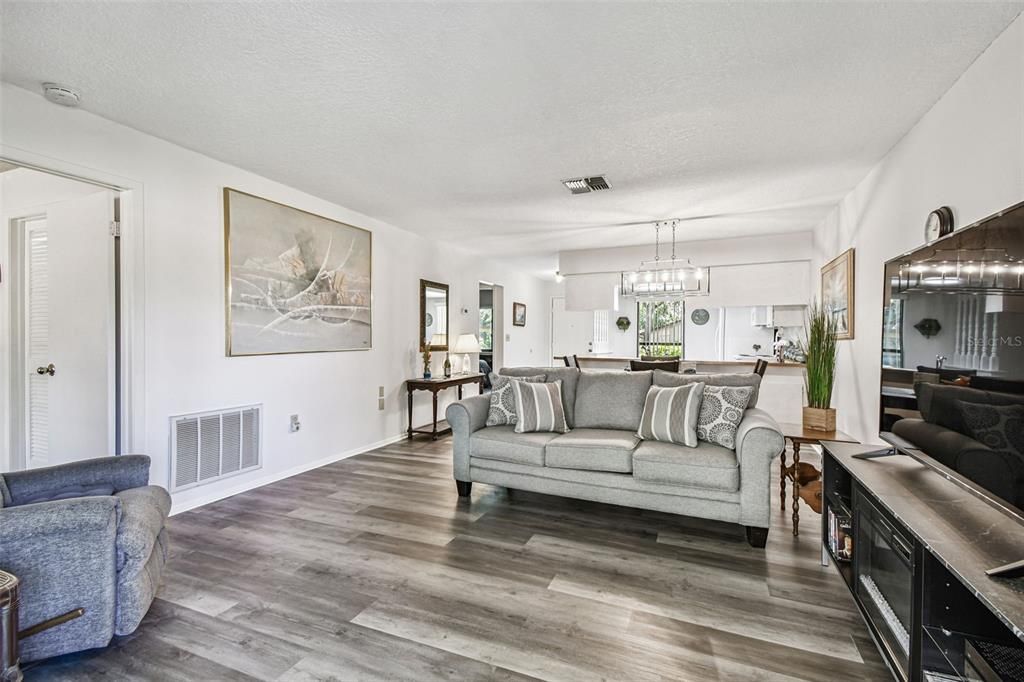 待售: $165,000 (2 贝兹, 2 浴室, 1029 平方英尺)