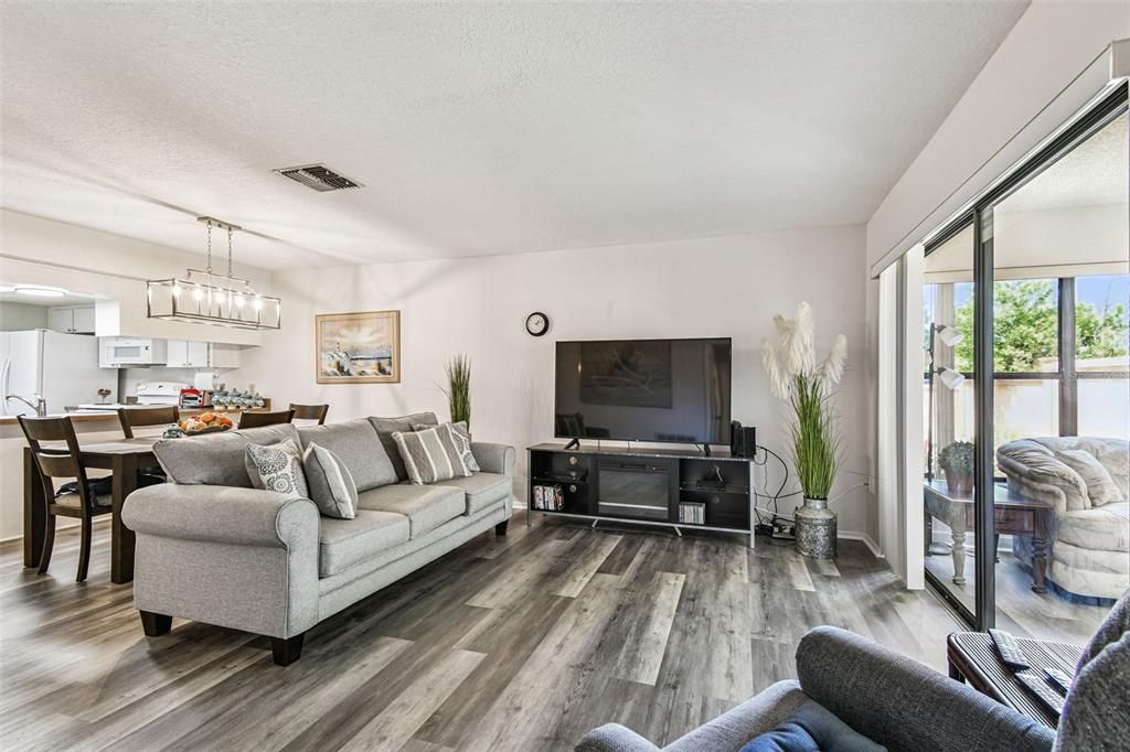 待售: $165,000 (2 贝兹, 2 浴室, 1029 平方英尺)