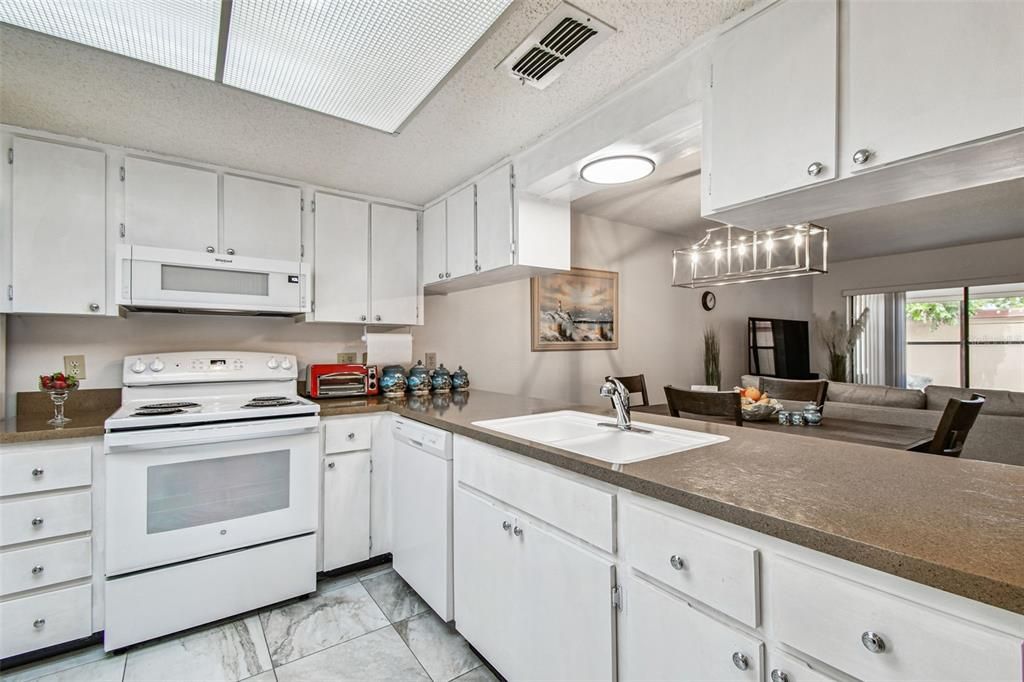 待售: $165,000 (2 贝兹, 2 浴室, 1029 平方英尺)