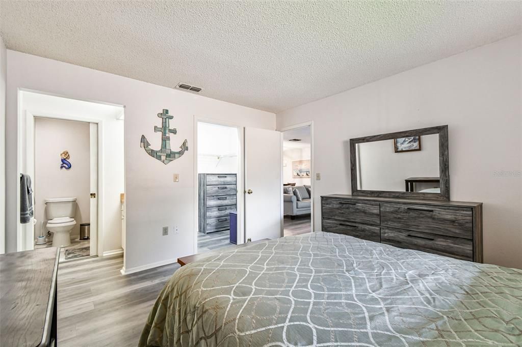 待售: $165,000 (2 贝兹, 2 浴室, 1029 平方英尺)