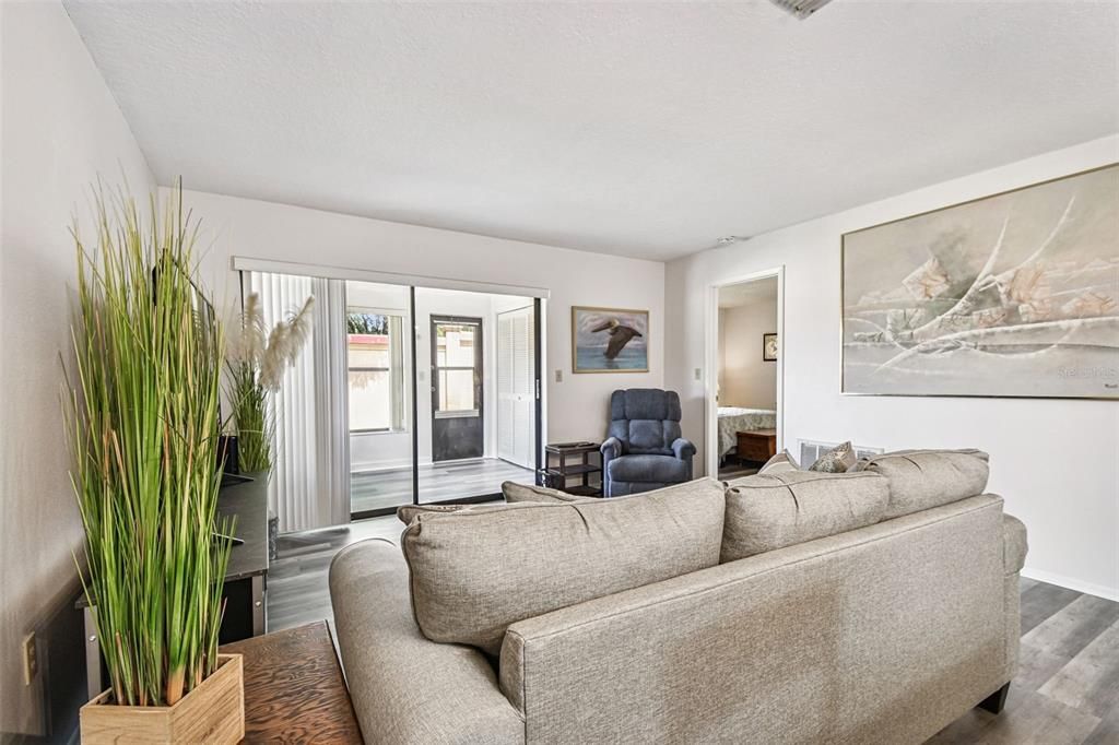 待售: $165,000 (2 贝兹, 2 浴室, 1029 平方英尺)