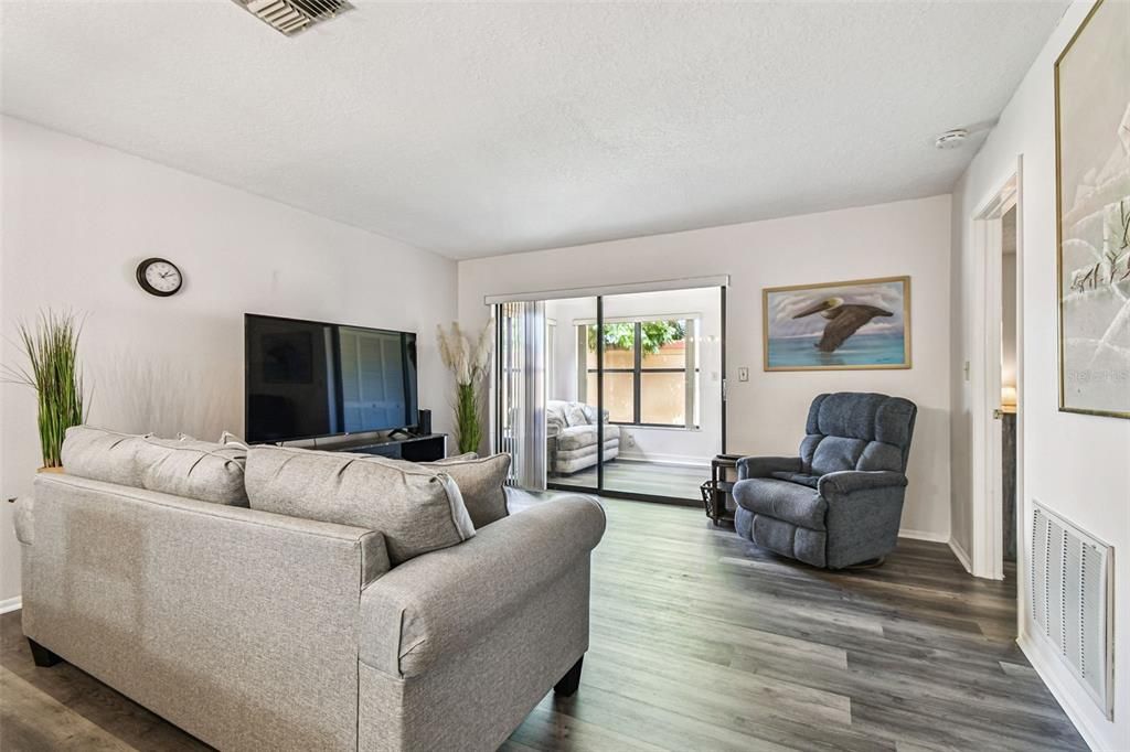 待售: $165,000 (2 贝兹, 2 浴室, 1029 平方英尺)