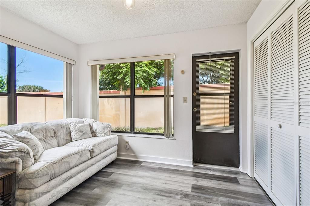 待售: $165,000 (2 贝兹, 2 浴室, 1029 平方英尺)