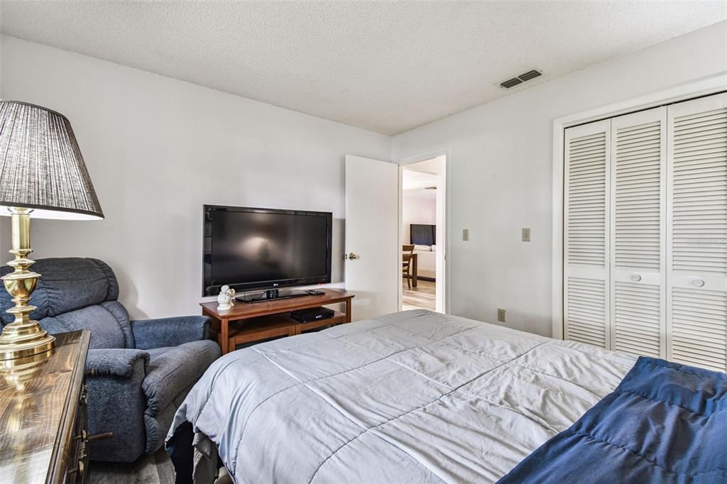 待售: $165,000 (2 贝兹, 2 浴室, 1029 平方英尺)