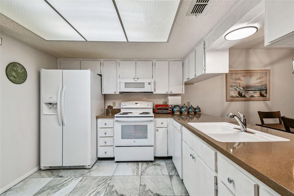 待售: $165,000 (2 贝兹, 2 浴室, 1029 平方英尺)