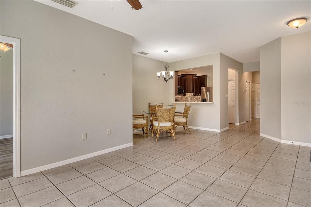 Под контрактом: $268,000 (3 спален, 2 ванн, 1210 Квадратных фут)