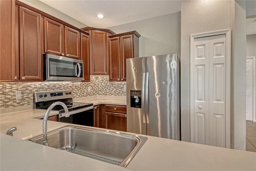 Под контрактом: $268,000 (3 спален, 2 ванн, 1210 Квадратных фут)