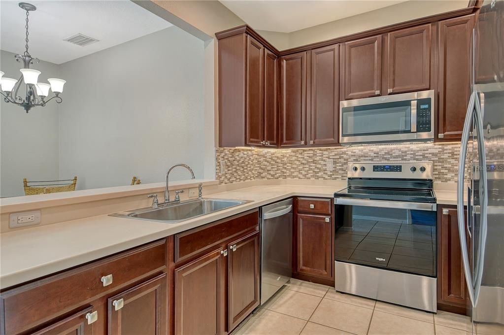 Под контрактом: $268,000 (3 спален, 2 ванн, 1210 Квадратных фут)