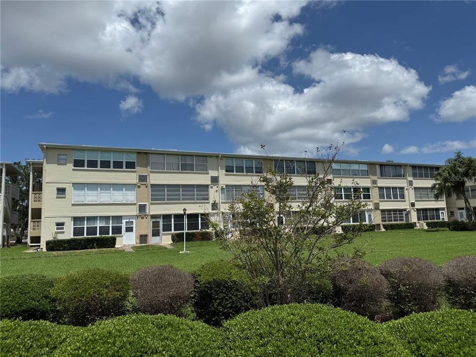 For Sale: $139,000 (2 beds, 2 baths, 860 Square Feet)