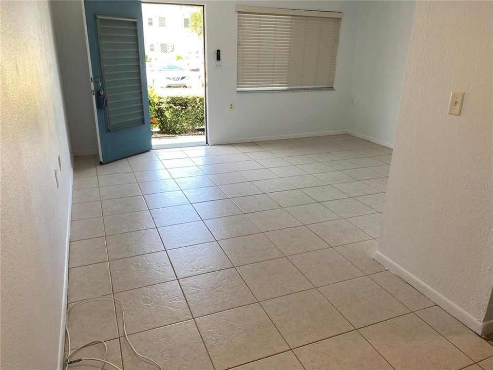 For Sale: $78,000 (1 beds, 1 baths, 608 Square Feet)