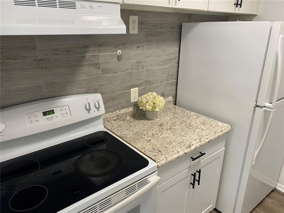 For Sale: $78,000 (1 beds, 1 baths, 608 Square Feet)