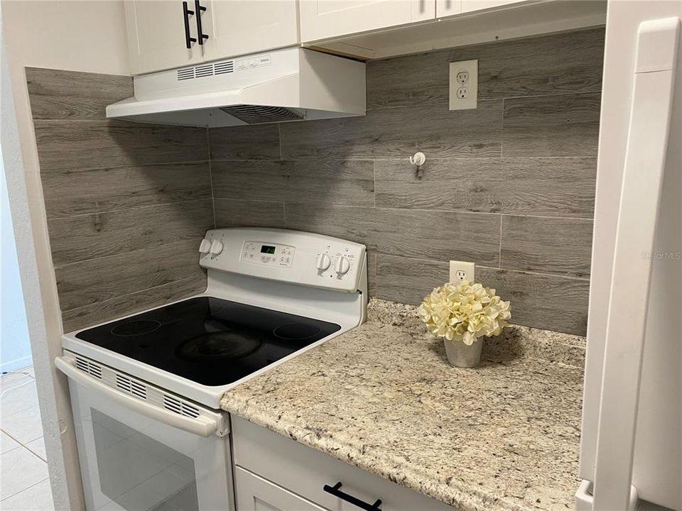 For Sale: $78,000 (1 beds, 1 baths, 608 Square Feet)