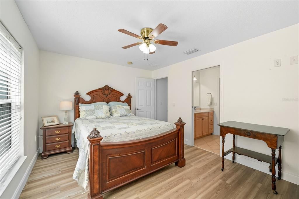 На продажу: $799,900 (4 спален, 3 ванн, 2702 Квадратных фут)