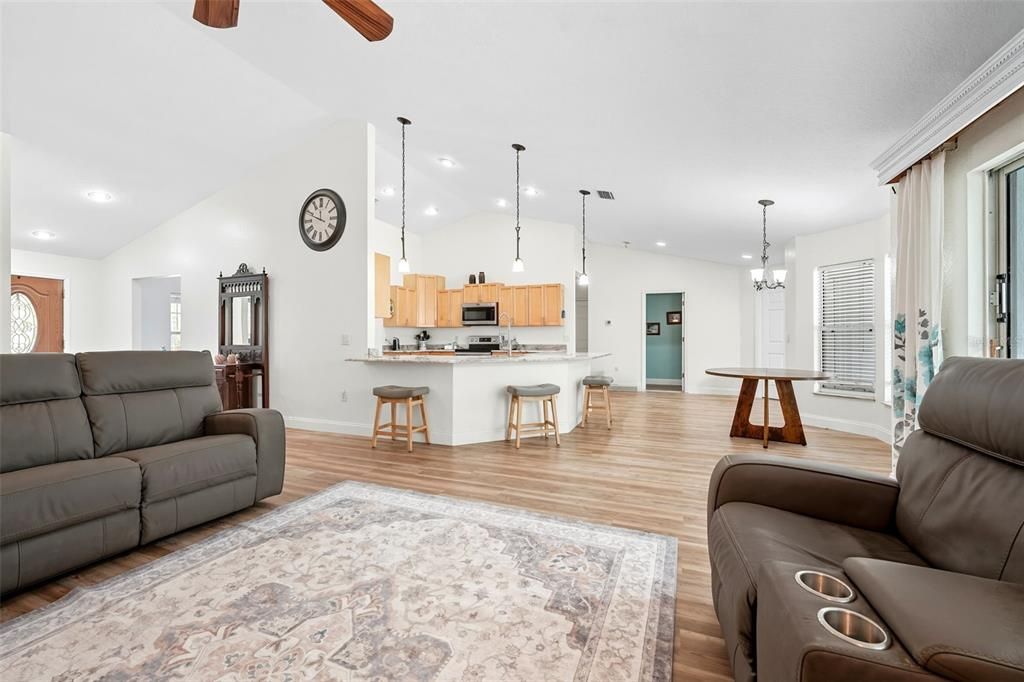 На продажу: $799,900 (4 спален, 3 ванн, 2702 Квадратных фут)