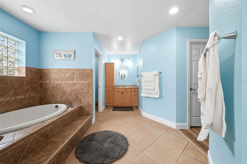 На продажу: $799,900 (4 спален, 3 ванн, 2702 Квадратных фут)