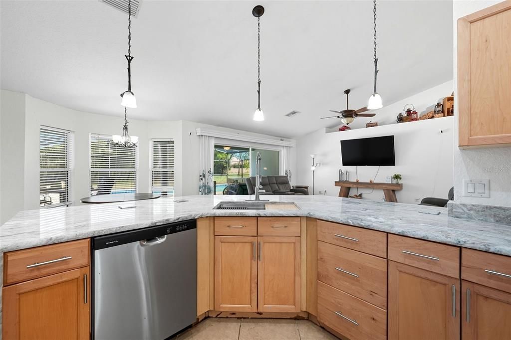 На продажу: $799,900 (4 спален, 3 ванн, 2702 Квадратных фут)