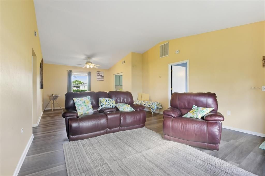 For Sale: $284,990 (3 beds, 2 baths, 1396 Square Feet)