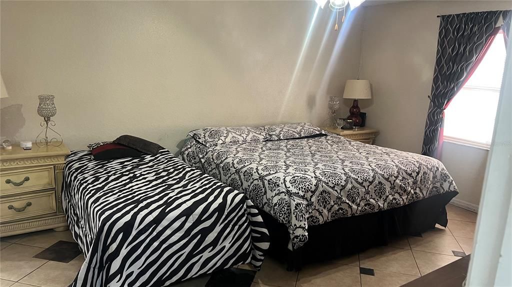 合同活跃: $429,000 (4 贝兹, 3 浴室, 1884 平方英尺)