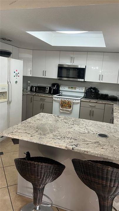 合同活跃: $429,000 (4 贝兹, 3 浴室, 1884 平方英尺)