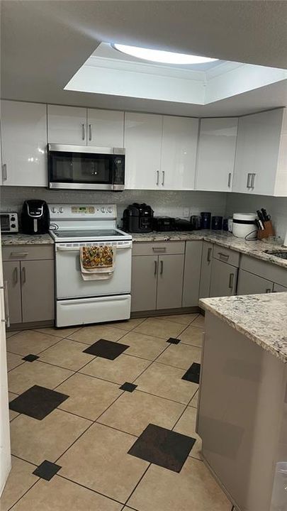 合同活跃: $429,000 (4 贝兹, 3 浴室, 1884 平方英尺)